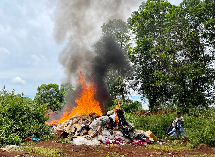 Tiêu huỷ hàng hóa vi phạm bằng cách dùng xăng dầu đốt. Ảnh: Vũ Thảo