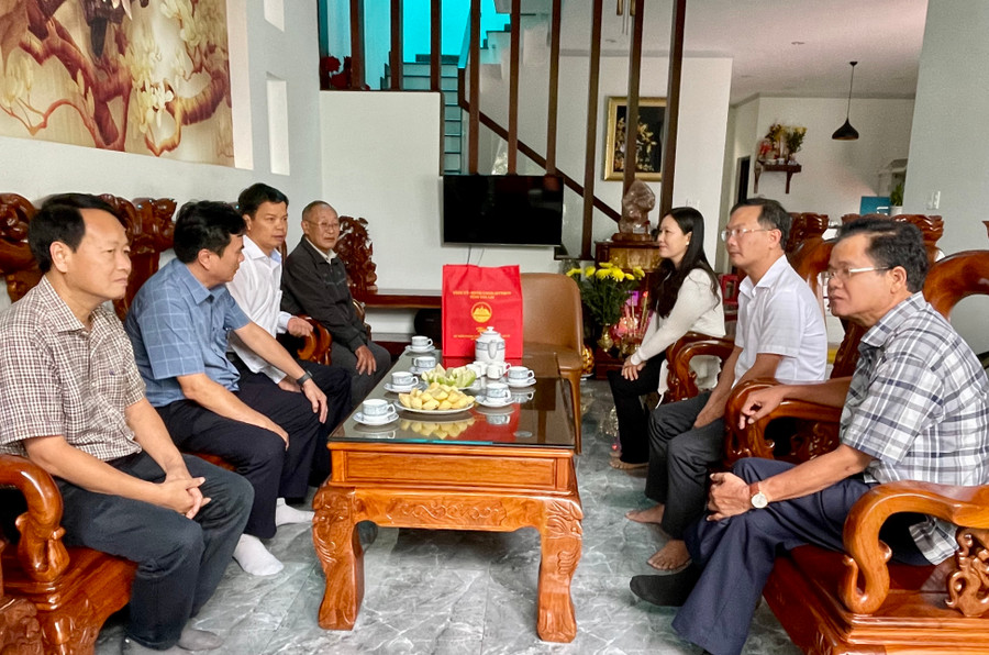 Đoàn đến thăm gia đình ông ông Huỳnh Duy Thanh (tổ 3, phường Hội Thương, TP. Pleiku). Ảnh: V.T