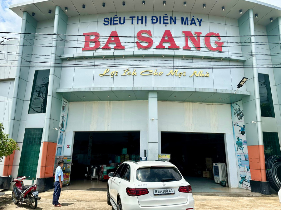 Biển hiệu có tên “SIÊU THỊ ĐIỆN MÁY BA SANG” nhưng lại không đảm bảo các tiêu chuẩn theo quy định kinh doanh siêu thị. Ảnh: Cục Quản lý Thị trường tỉnh Gia Lai. Biển hiệu có tên “SIÊU THỊ ĐIỆN MÁY BA SANG” nhưng lại không đảm bảo các tiêu chuẩn theo quy định kinh doanh siêu thị. Ảnh: Cục Quản lý Thị trường tỉnh Gia Lai.