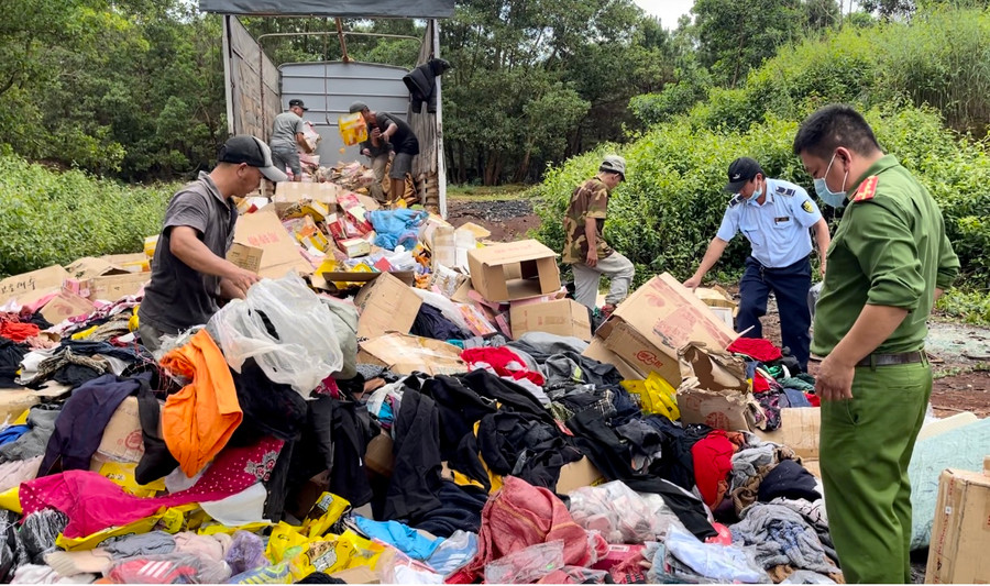 Lực lượng chức năng tiêu huỷ hàng hóa vi phạm. Ảnh: V.T Lực lượng chức năng tiêu huỷ hàng hóa vi phạm. Ảnh: V.T
