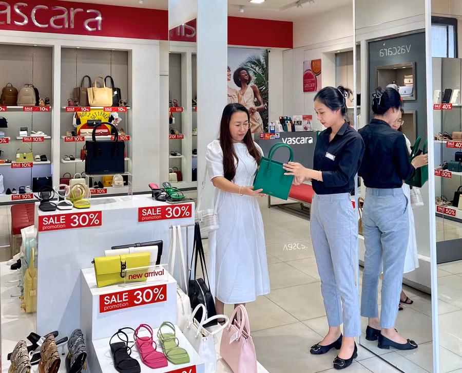 Đợt siêu sale kích cầu cuối năm với hàng loạt ưu đãi giảm giá cực sâu, song theo nhận định sức mua không tăng như mọi năm. Ảnh: V.T