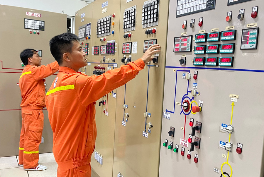 Vận hành trạm biến áp 500 kV Pleiku. Ảnh: V.T