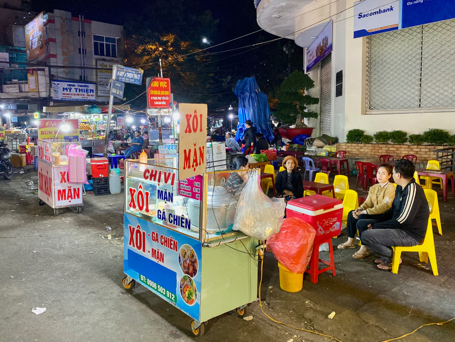 Quầy hàng của gia đình chị Nguyễn Thị Ti Vi trên đường Hoàng Văn Thụ (TP. Pleiku). Ảnh: Hà Duy Quầy hàng của gia đình chị Nguyễn Thị Ti Vi trên đường Hoàng Văn Thụ (TP. Pleiku). Ảnh: Hà Duy