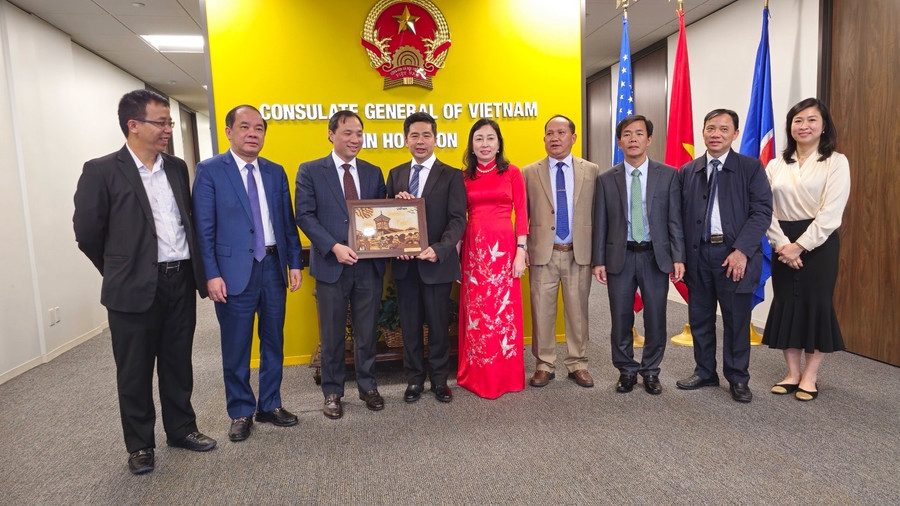 Đại diện lãnh đạo các địa phương và Tổng Lãnh sự Việt Nam tại Houston Hoàng Thùy Dương. Đại diện lãnh đạo các địa phương và Tổng Lãnh sự Việt Nam tại Houston Hoàng Thùy Dương.