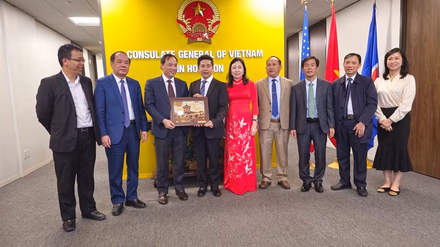 Đại diện lãnh đạo các địa phương và Tổng Lãnh sự Việt Nam tại Houston Hoàng Thùy Dương.