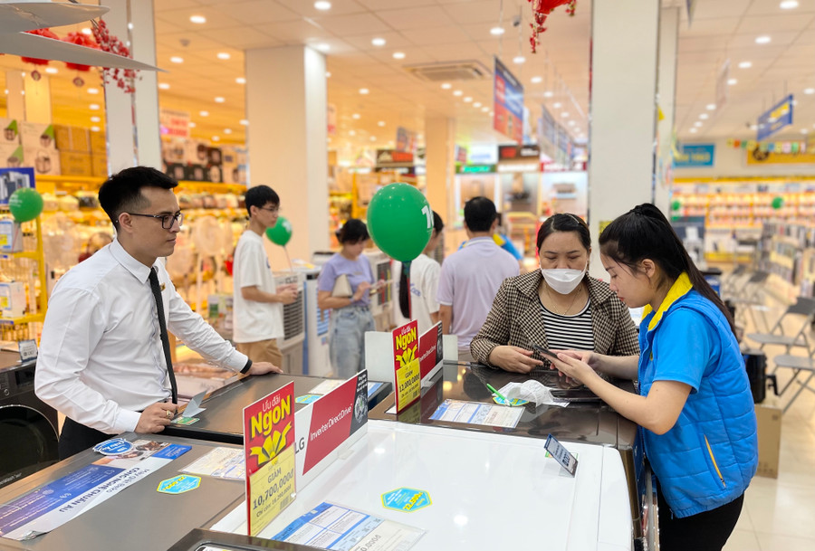 Nhiều mặt hàng điện máy có mức giảm sâu đến 50%. Đây là cơ hội để người dân mua sắm tiết kiệm nhất. Ảnh: Vũ Thảo