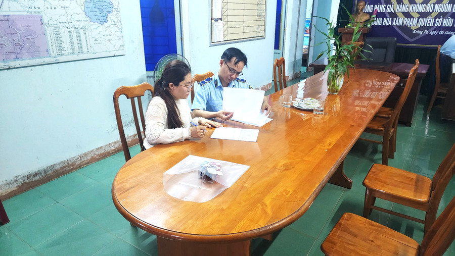 Ngành chức năng lập biên bản vi phạm hành chính đối với doanh nghiệp vi phạm. Ảnh: ĐVCC Ngành chức năng lập biên bản vi phạm hành chính đối với doanh nghiệp vi phạm. Ảnh: ĐVCC