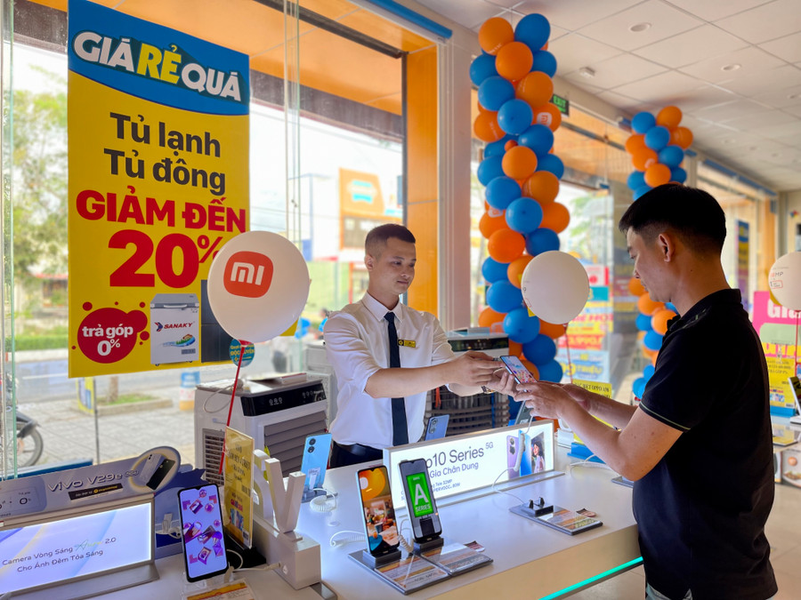 Việc giảm giá sâu nhiều mặt hàng đã giúp người tiêu dùng tiết kiệm được một khoản trong mua sắm chi tiêu trong gia đình. Ảnh: V.T Việc giảm giá sâu nhiều mặt hàng đã giúp người tiêu dùng tiết kiệm được một khoản trong mua sắm chi tiêu trong gia đình. Ảnh: V.T