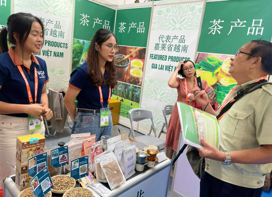 Khách tham quan và tìm hiểu về các sản phẩm cà phê của Công ty cổ phần VCU. Ảnh: Trung tâm Khuyến công và Xúc tiến thương mại (Sở Công thương Gia Lai) Khách tham quan và tìm hiểu về các sản phẩm cà phê của Công ty cổ phần VCU. Ảnh: Trung tâm Khuyến công và Xúc tiến thương mại (Sở Công thương Gia Lai)