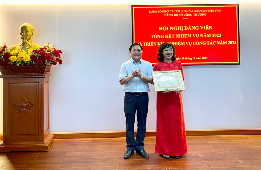 Đảng uỷ Sở Công thương trao giấy khen cho 1 tập thể hoàn thành xuất sắc nhiệm vụ năm 2023. Ảnh: V.T