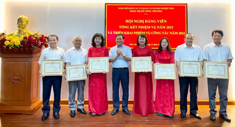 Đảng uỷ Sở Công thương trao giấy khen cho các cá nhân hoàn thành xuất sắc nhiệm vụ năm 2023. Ảnh: V.T