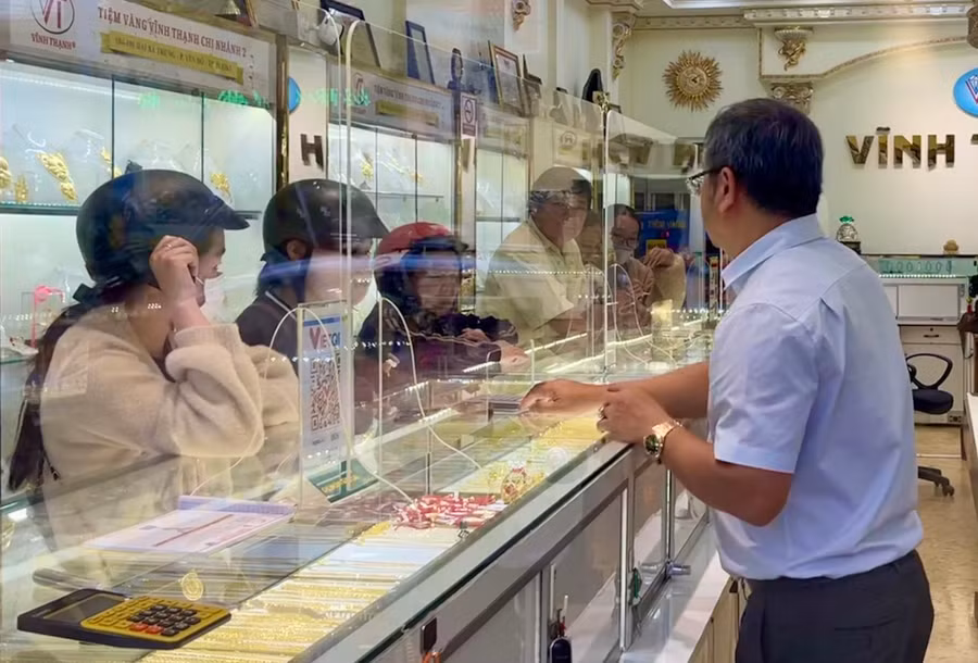 Trong vòng 1 tuần nay giá vàng trong nước biến động mạnh. Ảnh: V.T Trong vòng 1 tuần nay giá vàng trong nước biến động mạnh. Ảnh: V.T