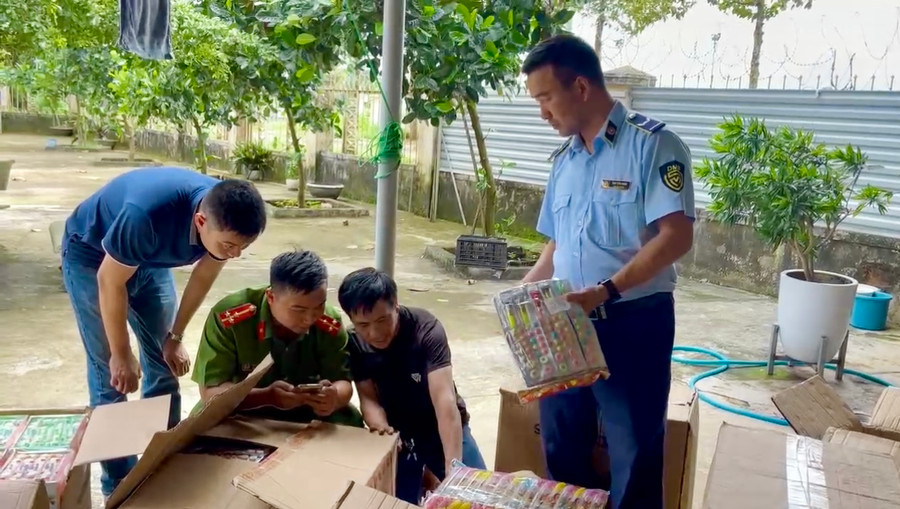 Lực lượng chức năng tịch thu hàng hóa vi phạm tại Cơ sở kinh doanh của ông Đỗ Hoàng Anh. Ảnh: Cục QLTT Gia Lai.