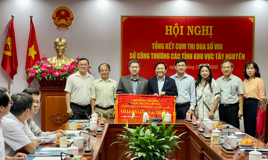 Trao Cờ luân lưu cho Sở Công Thương tỉnh Kon Tum. Ảnh: V.T