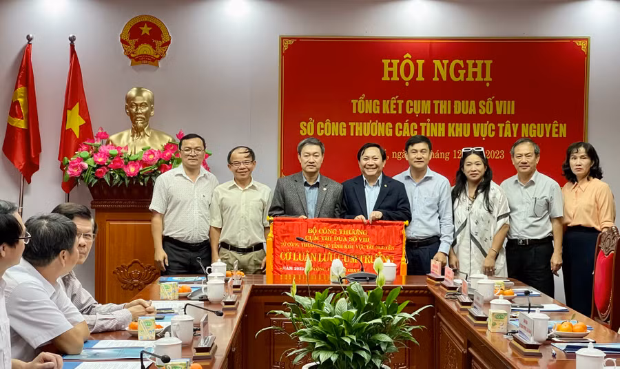 Trao Cờ luân lưu cho Sở Công Thương tỉnh Kon Tum. Ảnh: V.T