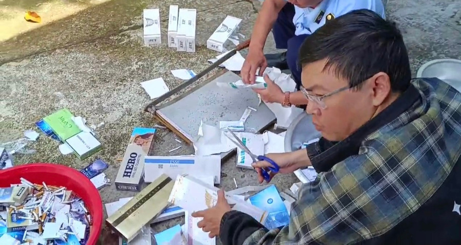 Tiêu huỷ tại chỗ 340 bao thuốc lá điếu nhập lậu. Ảnh: Cục Quản lý thị trường tỉnh.