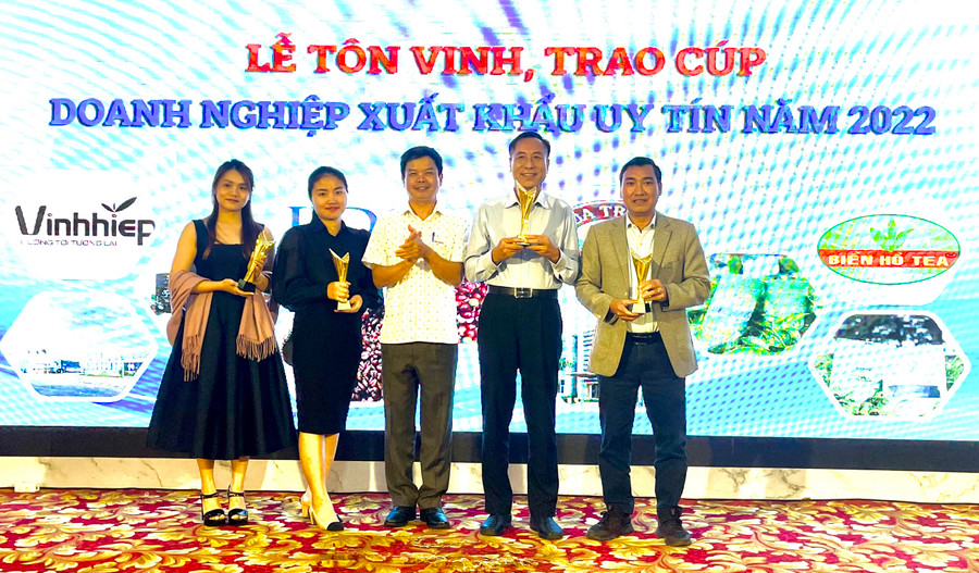 Trao cup "Doanh nghiệp xuất khẩu uy tín năm 2022" cho các doanh nghiệp. Ảnh: V.T