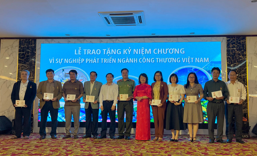 Trao Kỷ niệm chương cho các cá nhân là lãnh đạo các sở, ban, ngành, địa phương. Ảnh: V.T