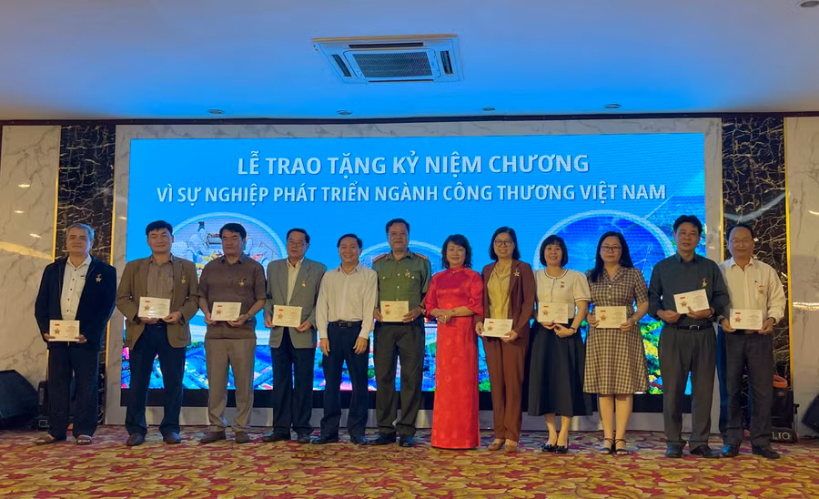 Trao Kỷ niệm chương cho các cá nhân là lãnh đạo các sở, ban, ngành, địa phương. Ảnh: V.T