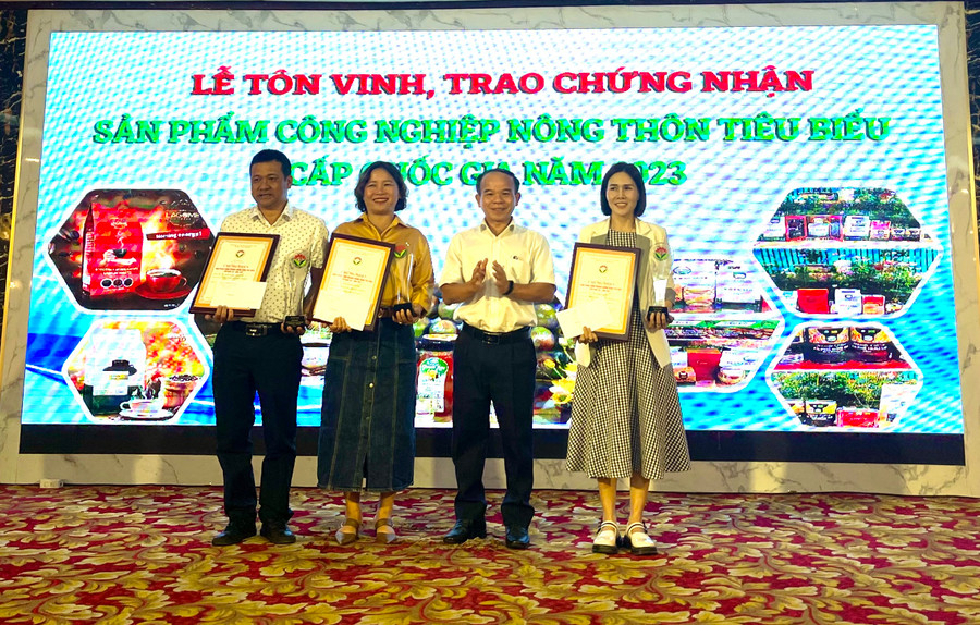 Trao Giấy chứng nhận sản phẩm công nghiệp nông thôn tiêu biểu cấp quốc gia cho 3 đơn vị. Ảnh: V.T