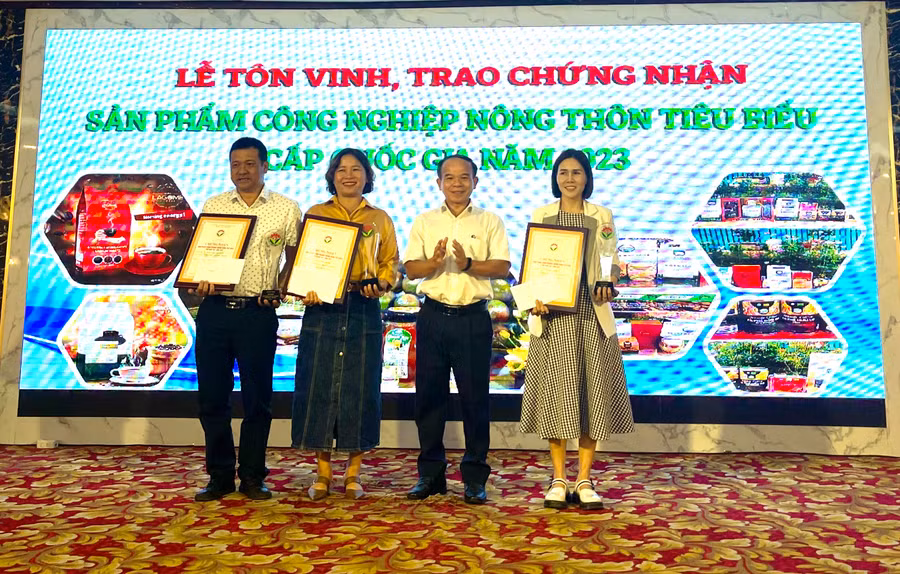 Trao Giấy chứng nhận sản phẩm công nghiệp nông thôn tiêu biểu cấp quốc gia cho 3 đơn vị. Ảnh: V.T