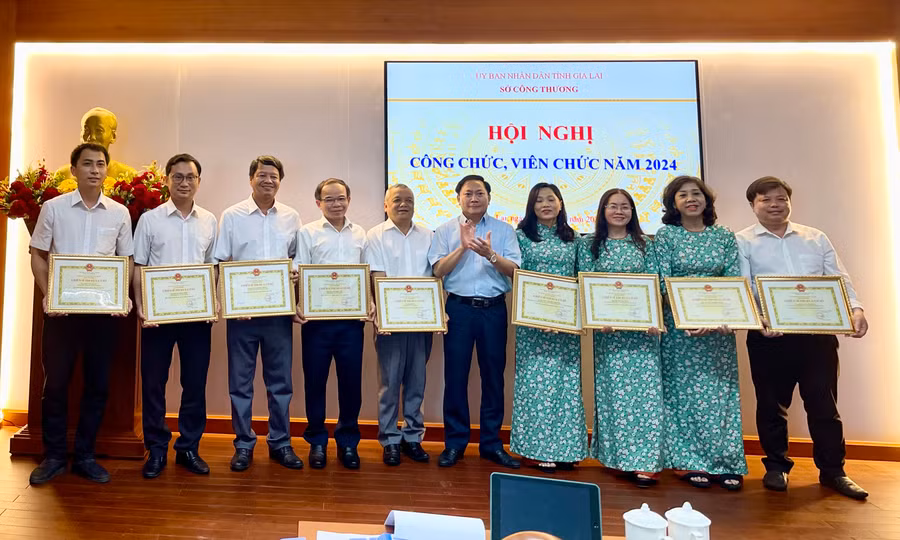 Trao danh hiệu "Chiến sỹ thi đua cơ sở" năm 2023 cho các cá nhân. Ảnh: V.T