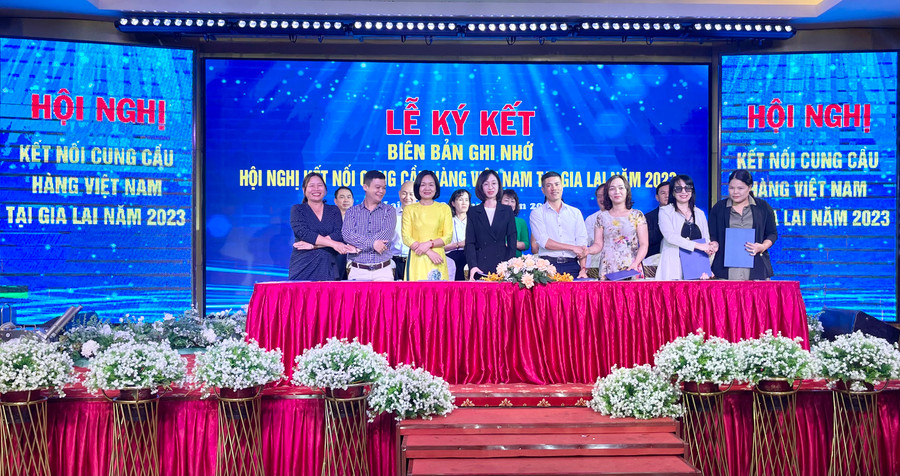 Các đơn vị ký kết biên bản ghi nhớ hợp tác kinh doanh. Ảnh: V.T Các đơn vị ký kết biên bản ghi nhớ hợp tác kinh doanh. Ảnh: V.T