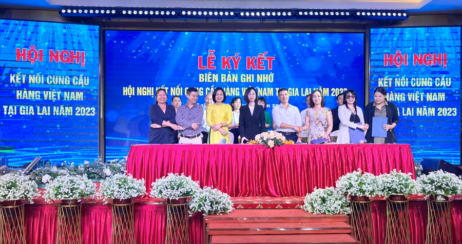 Các đơn vị ký kết biên bản ghi nhớ hợp tác kinh doanh. Ảnh: V.T