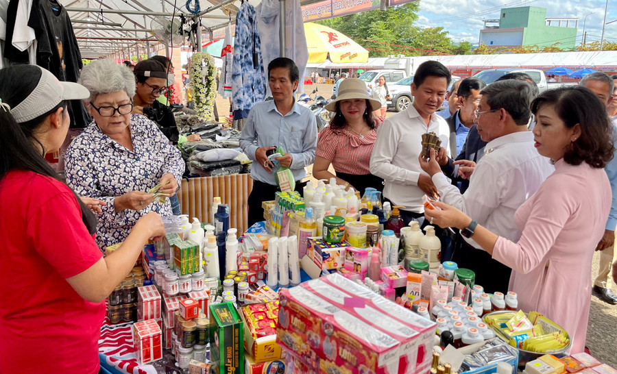 Phiên chợ biên giới tại Cửa khẩu quốc tế Lệ Thanh (huyện Đức Cơ) được tổ chức vào tháng 12-2022. Ảnh: V.T Phiên chợ biên giới tại Cửa khẩu quốc tế Lệ Thanh (huyện Đức Cơ) được tổ chức vào tháng 12-2022. Ảnh: V.T