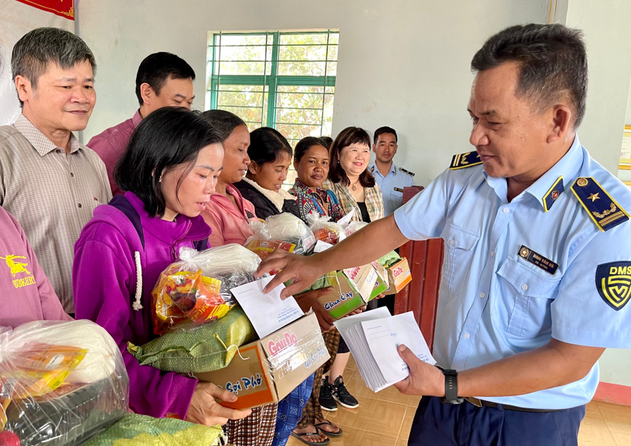 Lãnh đạo Cục Quản lý thị trường Gia Lai đã trao tặng 80 suất quà cho các hộ nghèo, hộ cận nghèo của làng Chuk. Ảnh: V.T Lãnh đạo Cục Quản lý thị trường Gia Lai đã trao tặng 80 suất quà cho các hộ nghèo, hộ cận nghèo của làng Chuk. Ảnh: V.T