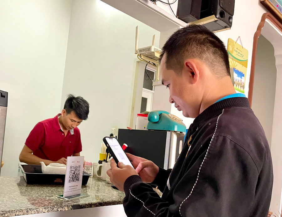 Phương thức thanh toán không dùng tiền mặt mang lại nhiều tiện ích cho người bán và khách hàng. Ảnh: V.T Phương thức thanh toán không dùng tiền mặt mang lại nhiều tiện ích cho người bán và khách hàng. Ảnh: V.T
