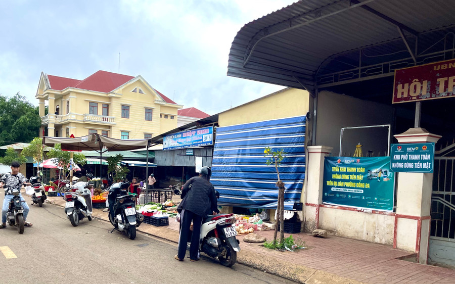 Phường Đống Đa đã triển khai mô hình khu phố thanh toán không dùng tiền mặt trên đường Trần Nguyên Hãn, thuộc tổ 1. Ảnh: V.T Phường Đống Đa đã triển khai mô hình khu phố thanh toán không dùng tiền mặt trên đường Trần Nguyên Hãn, thuộc tổ 1. Ảnh: V.T