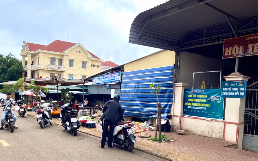 Phường Đống Đa đã triển khai mô hình khu phố thanh toán không dùng tiền mặt trên đường Trần Nguyên Hãn, thuộc tổ 1. Ảnh: V.T