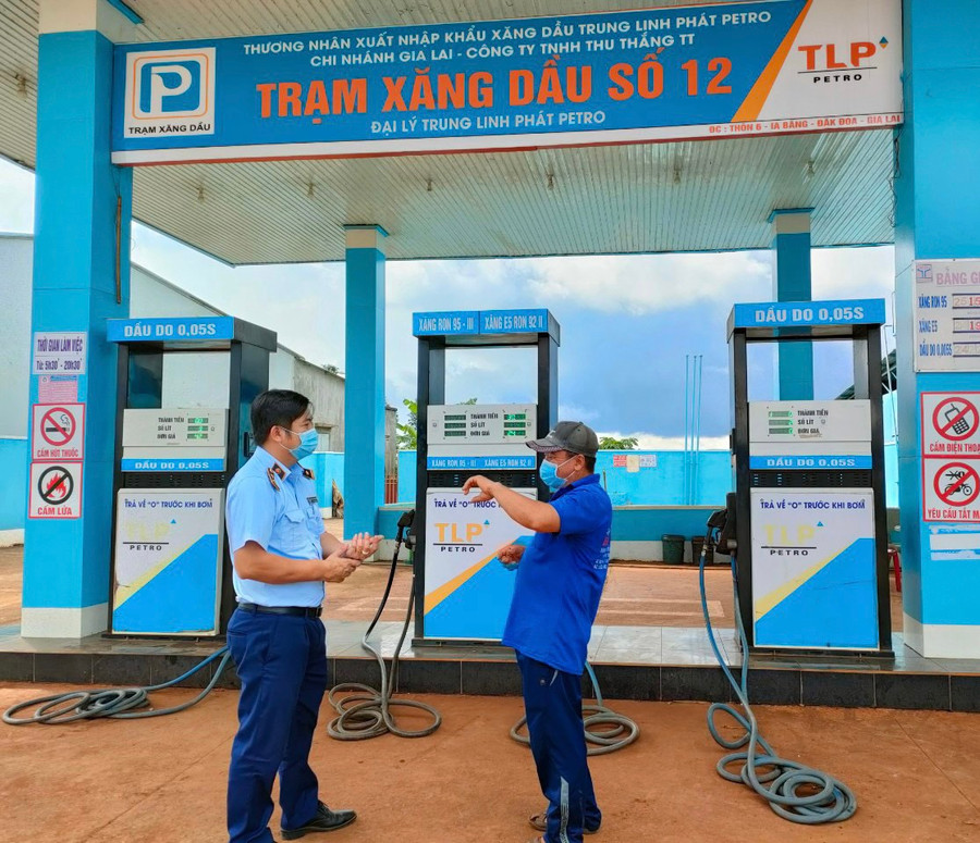 Các Đội QLTT tăng cường kiểm tra, giám sát toàn bộ hệ thống kinh doanh xăng dầu ở tất cả các loại hình. Ảnh: Cục QLTT tỉnh Gia Lai. Các Đội QLTT tăng cường kiểm tra, giám sát toàn bộ hệ thống kinh doanh xăng dầu ở tất cả các loại hình. Ảnh: Cục QLTT tỉnh Gia Lai.
