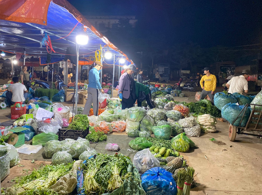 Đến ngày 1-4, đã có 574 hộ đăng ký kinh doanh với 884 lô. Mỗi lô có diện tích 4 m2. Ảnh: Hà Duy Đến ngày 1-4, đã có 574 hộ đăng ký kinh doanh với 884 lô. Mỗi lô có diện tích 4 m2. Ảnh: Hà Duy