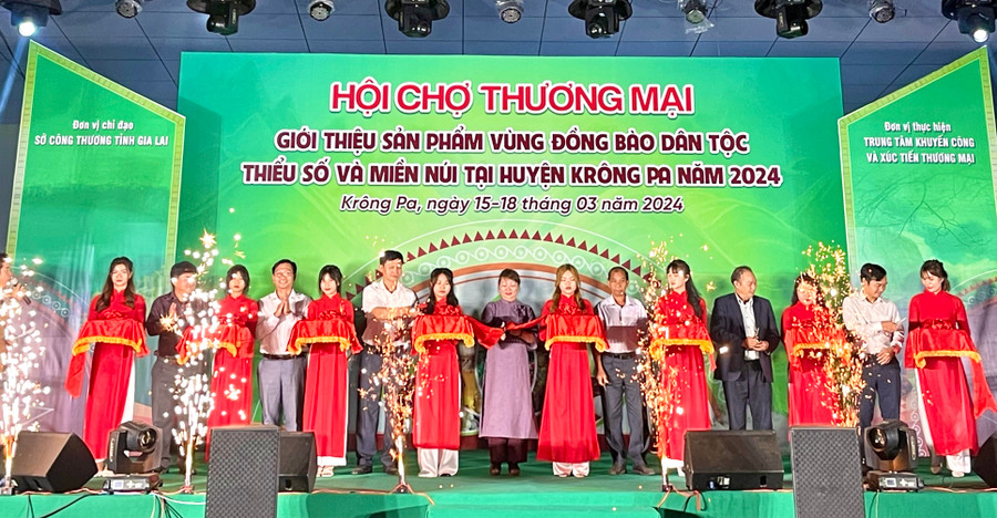 Các đại biểu cắt băng khai mạc Hội chợ. Ảnh: V.T