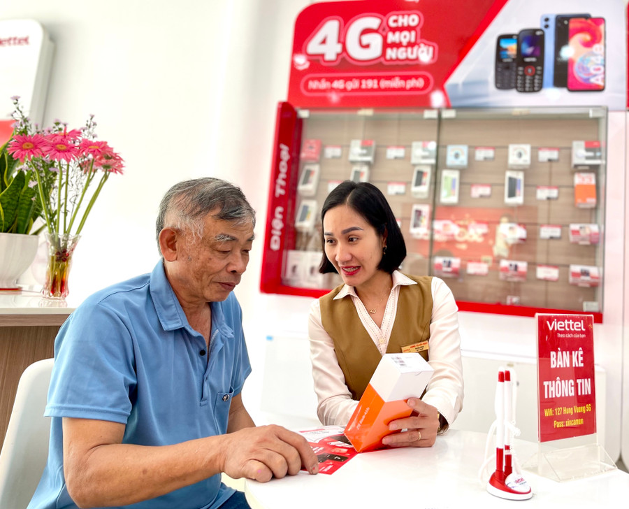 Các nhà mạng đang tích cực hỗ trợ người dân chuyển đổi từ máy điện thoại 2G Only lên máy điện thoại công nghệ cao hơn 4G/5G. Ảnh: V.T Các nhà mạng đang tích cực hỗ trợ người dân chuyển đổi từ máy điện thoại 2G Only lên máy điện thoại công nghệ cao hơn 4G/5G. Ảnh: V.T
