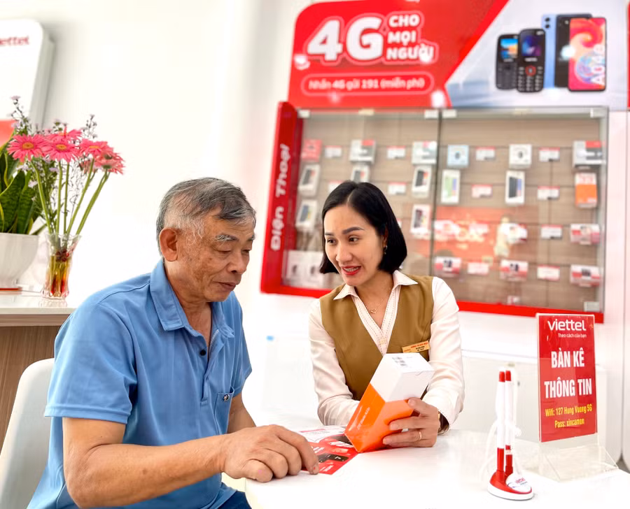 Các nhà mạng đang tích cực hỗ trợ người dân chuyển đổi từ máy điện thoại 2G Only lên máy điện thoại công nghệ cao hơn 4G/5G. Ảnh: V.T