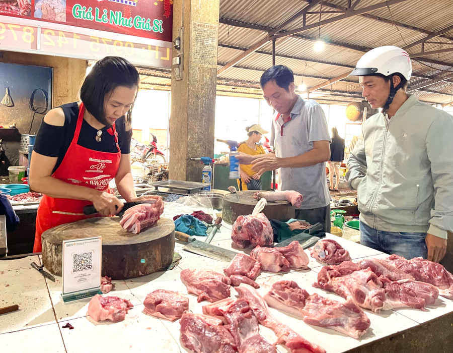 Xu hướng thanh toán không dùng tiền mặt đang bắt đầu phổ biến trong các giao dịch mua bán. Ảnh: V.T Xu hướng thanh toán không dùng tiền mặt đang bắt đầu phổ biến trong các giao dịch mua bán. Ảnh: V.T