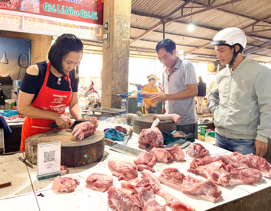 Xu hướng thanh toán không dùng tiền mặt đang bắt đầu phổ biến trong các giao dịch mua bán. Ảnh: V.T