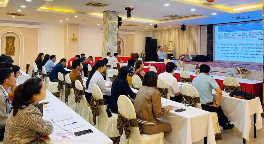 Quang cảnh buổi tập huấn phổ biến pháp luật và nâng cao nhận thức trong công tác bảo vệ quyền lợi người tiêu dùng. Ảnh: V.T