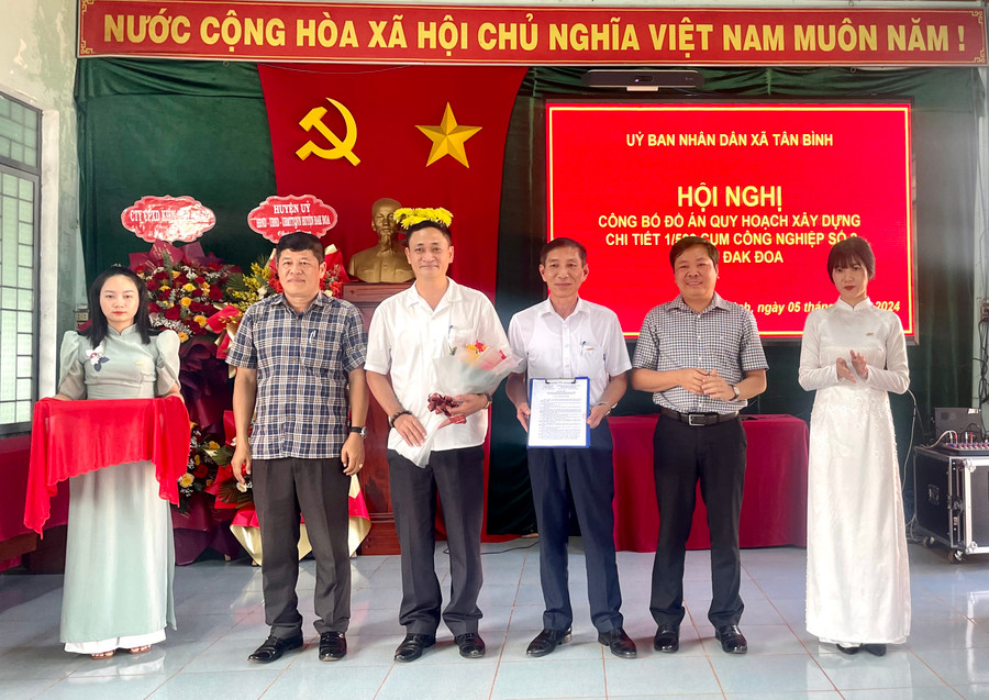 Trao quyết định phê duyệt đồ án quy hoạch xây dựng chi tiết 1/500 Cụm công nghiệp số 2 huyện Đak Đoa. Ảnh: V.T Trao quyết định phê duyệt đồ án quy hoạch xây dựng chi tiết 1/500 Cụm công nghiệp số 2 huyện Đak Đoa. Ảnh: V.T