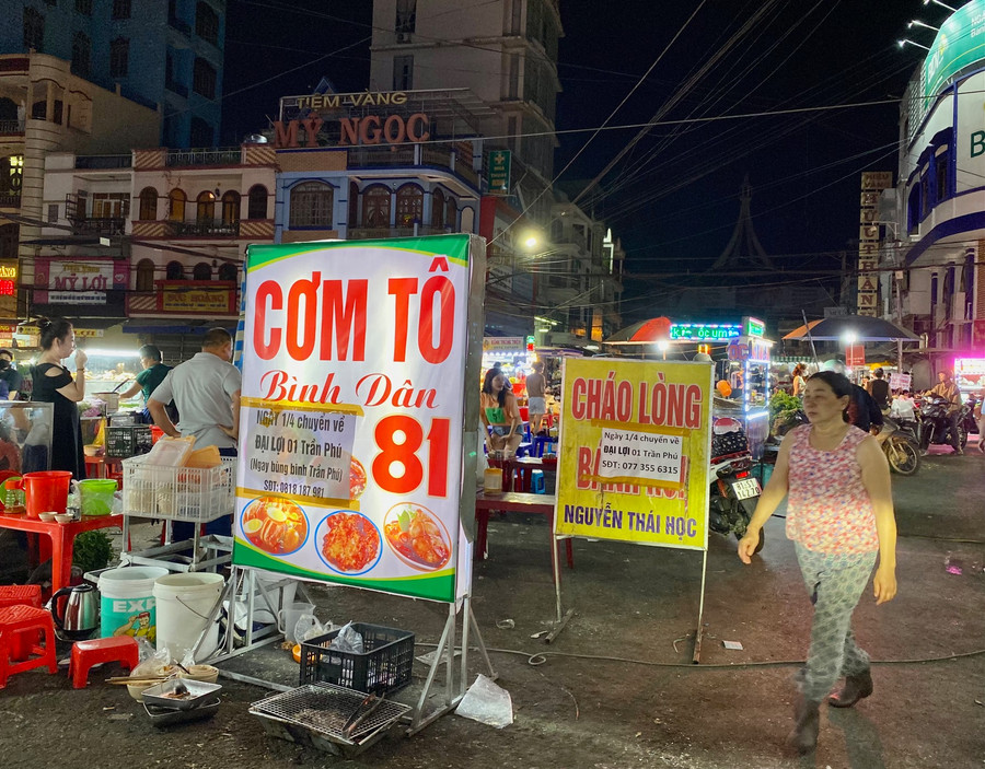 Các tiểu thương kinh doanh ẩm thực đã dán thông báo chuyển địa điểm kinh doanh sau ngày 1-4 trên bảng đèn led. Ảnh: Hà Duy Các tiểu thương kinh doanh ẩm thực đã dán thông báo chuyển địa điểm kinh doanh sau ngày 1-4 trên bảng đèn led. Ảnh: Hà Duy