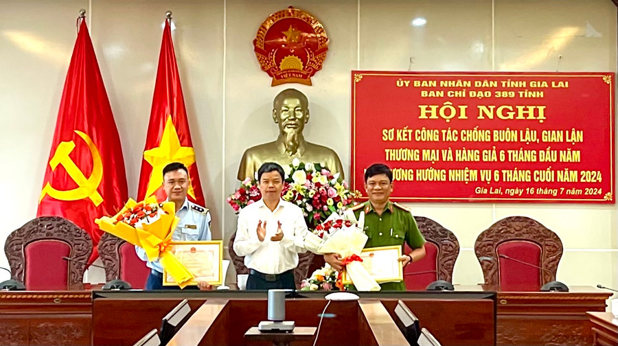 Phó Chủ tịch UBND tỉnh Nguyễn Hữu Quế-Trưởng Ban Chỉ đạo 389 tỉnh Gia Lai đã trao bằng khen của Trưởng Ban Chỉ đạo 389 Quốc gia cho 2 tập thể. Ảnh: V.T Phó Chủ tịch UBND tỉnh Nguyễn Hữu Quế-Trưởng Ban Chỉ đạo 389 tỉnh Gia Lai đã trao bằng khen của Trưởng Ban Chỉ đạo 389 Quốc gia cho 2 tập thể. Ảnh: V.T