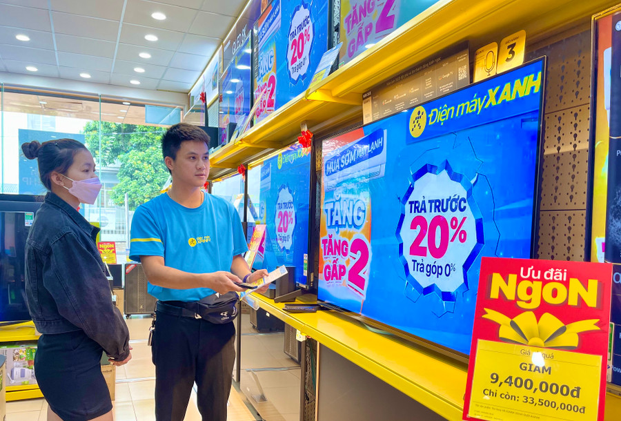 Hệ thống Siêu thị Điện máy Xanh đang triển khai chương trình khuyến mãi, giảm giá nhiều mặt hàng lên tới 50%. Ảnh: Vũ Thảo