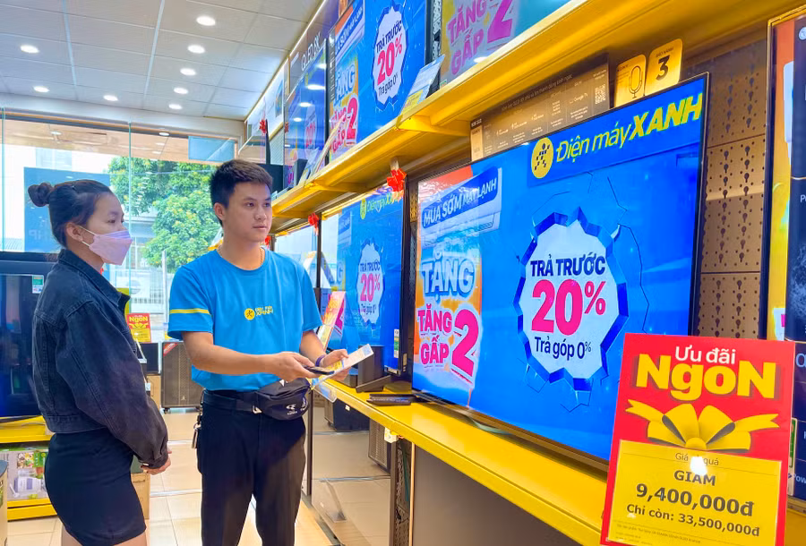 Hệ thống Siêu thị Điện máy Xanh đang triển khai chương trình khuyến mãi, giảm giá nhiều mặt hàng lên tới 50%. Ảnh: Vũ Thảo