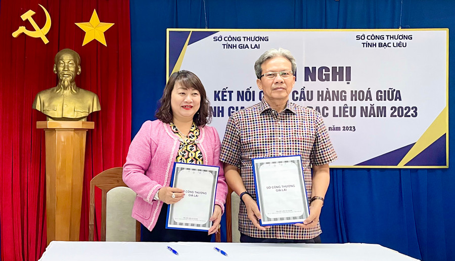 Lãnh đạo Sở Công thương tỉnh Gia Lai và Sở Công thương tỉnh Bạc Liêu ký kết Biên bản ghi nhớ hợp tác. Ảnh: V.T