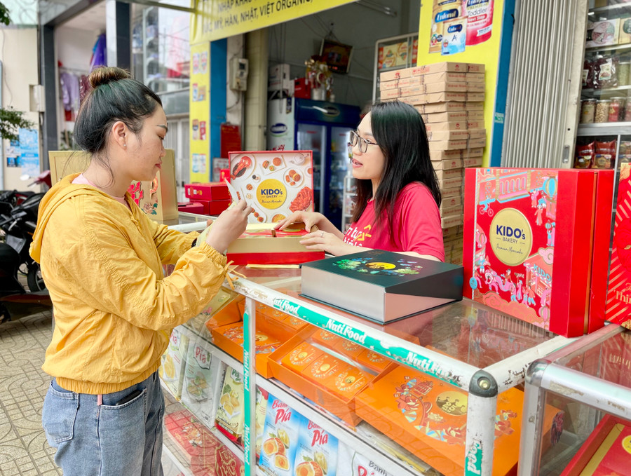 Thị trường bánh Trung thu đã bắt đầu vào mùa, nhưng dự kiến sức tiêu thụ mặt hàng này sẽ giảm đáng kể so mọi năm. Ảnh: V.T