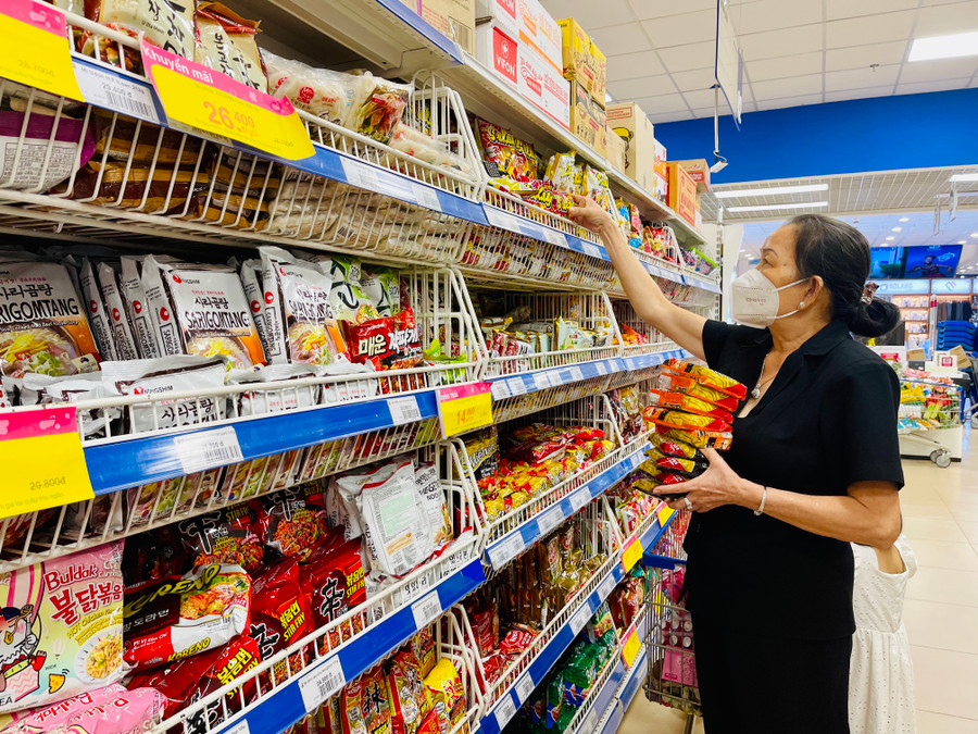 Việc giảm giá hàng chục ngàn sản phẩm sẽ hỗ trợ người tiêu dùng mua sắm tiết kiệm nhất. Ảnh: V.T Việc giảm giá hàng chục ngàn sản phẩm sẽ hỗ trợ người tiêu dùng mua sắm tiết kiệm nhất. Ảnh: V.T