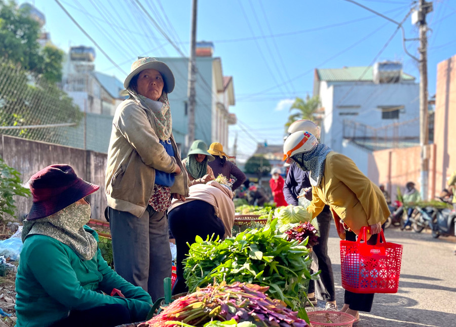 Rau xanh là mặt hàng được người dân mua nhiều trong ngày mùng 3 Tết. Ảnh: Vũ Thảo Rau xanh là mặt hàng được người dân mua nhiều trong ngày mùng 3 Tết. Ảnh: Vũ Thảo